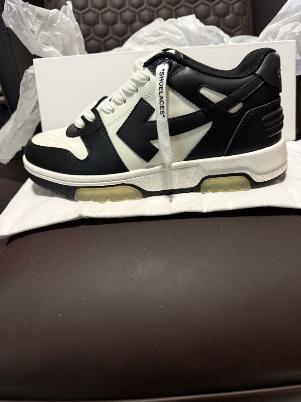 Off-White Black and White Low-Top Arrow Leather Sneakers